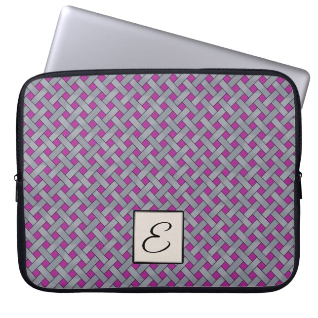 Woven Silver Rattan auf Custom Pink mit Monogram Laptopschutzhülle (Vorderseite)