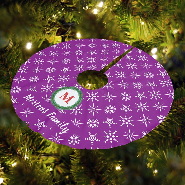 Wraath Monogram - Ihr Name Lila weiße Schneeflocke Polyester Weihnachtsbaumdecke (Wreath Monogram Your Name Purple White Snowflakes Brushed Polyester Tree Skirt)