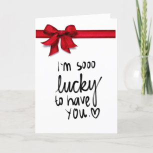 WRAP RED RIBBON BEI CHRISTMAS MIT LIEBE UM SIE FEIERTAGSKARTE