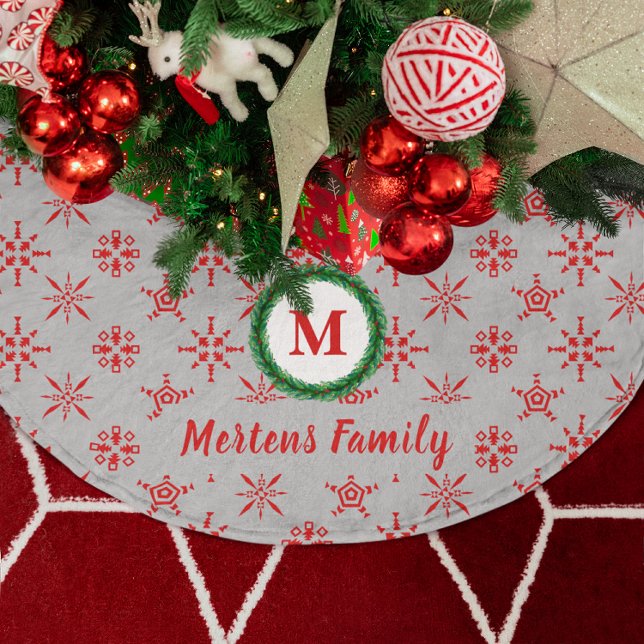 Wreath Monogram, Ihr Name Silver & Red Snowflakes Polyester Weihnachtsbaumdecke (Wreath Monogram Your Name Silver & Red Snowflakes Brushed Polyester Tree Skirt)