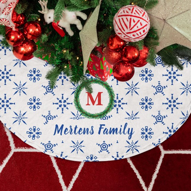 Wreath Monogram, Ihr Name Weiß & Blau Schneeflocke Polyester Weihnachtsbaumdecke (Wreath Monogram Your Name White & Blue Snowflakes Brushed Polyester Tree Skirt)