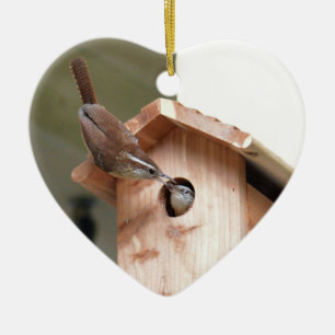 Wren Eltern geben Babynahrung ab. Keramik Ornament