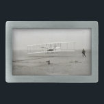 Wright Brothers Flyer First Flugzeug Flight Aviati Rechteckige Gürtelschnalle<br><div class="desc">Der Flyer Wright wurde 1903 von den Brüdern Orville Wright und Wilbur Wright erfunden. Der erste motorisierte Flugzeug-Flug eines Flugzeugs geschah am 17. Dezember 1903 in der Nähe von Kitty Hawk, North Carolina. Dieses Werk ist in den Vereinigten Staaten öffentlich zugänglich, weil es vor dem 1. Januar 1928 veröffentlicht (oder...</div>
