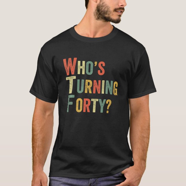 WTF Who's Wning Vierzig Funny 40th Birthday Party T-Shirt (Vorderseite)