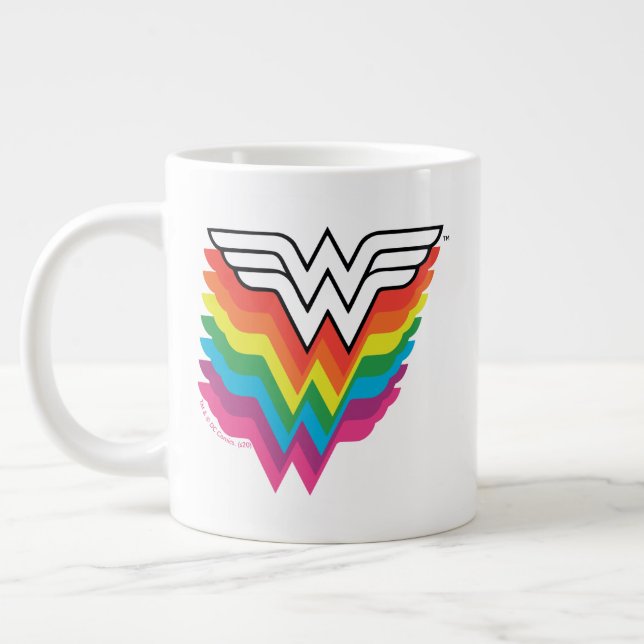 Wunder-Woman-Logo für Regenbogen Jumbo-Tasse (Links)