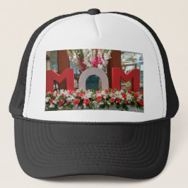 Wunderbare Mama in farbenfrohen, kühlen Blume mit  Truckerkappe