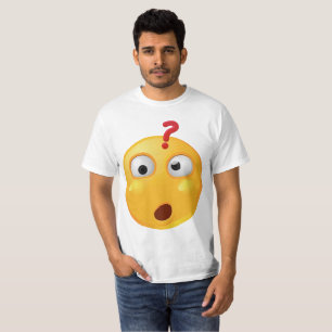 Wunderndes emoji auf weißem T-Shirt