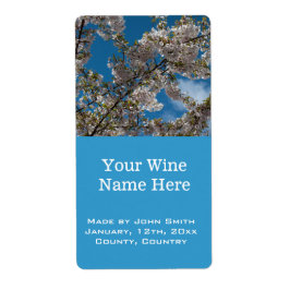 wunderschöne Kirschblüten in blauen Himmelsweineti