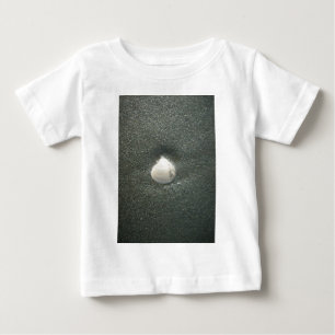 Wunderschöne Muschel im Sand: Ein salziges Souveni Baby T-shirt