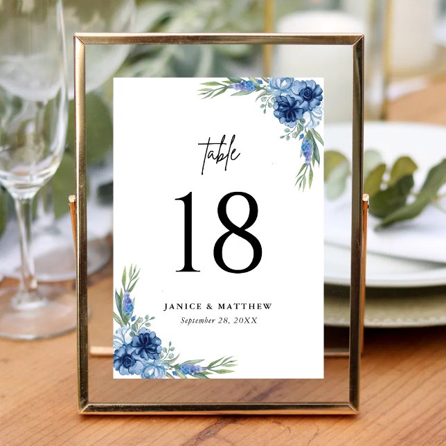 Wunderschöne Staubblaue Florale Hochzeit Tischnummer (Dusty blue floral table number adds romantic charm and guides guests with ease at weddings.)