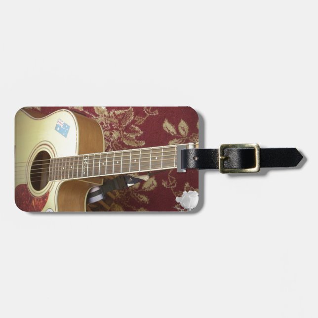 Wunderschöne Vintage Gitarre auf dem afrikanischen Gepäckanhänger (Vorderseite horizontal)