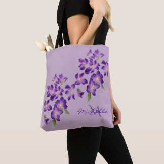 Wunderschöne violette Blumen mit Monogramm
