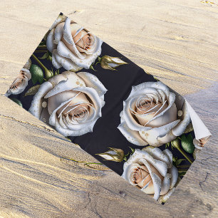 Wunderschöne weiße Rosen mit goldenen Details Strandtuch