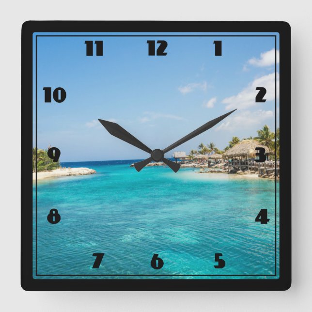 Wunderschöner Strand mit Strohhütten Quadratische Wanduhr (Vorderseite)
