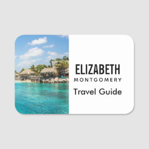 Wunderschöner tropischer Strand mit Strohhütten Namensschild