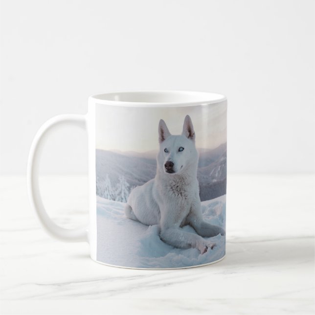 Wunderschöner weißer Husky im Schnee Mirrored Kaffeetasse (Links)