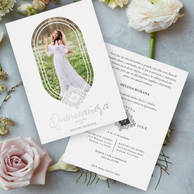 Wunderschönes Real Oval Silver Spanish Quinceañera Folieneinladung (Von Creator hochgeladen)