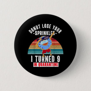 Wurde 9 in Quarantäne Lustiges Donut Meme 9. Button