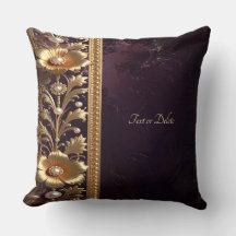 Wurfkissen mit goldenem Blumenornament