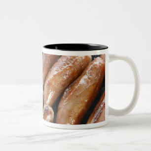 Würstchen auf dem Barbeque Zweifarbige Tasse