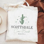 Wüste Cactus Hochzeit in Urlaubsort Willkommen Tragetasche<br><div class="desc">Herzlich willkommen in Ihrer Hochzeit in Urlaubsort mit diesen schicken und modernen personalisierten Taschen. Das Design zeigt eine grüne Kaktusillustrierung, flankiert von Sternen, darunter Ihr Hochzeitsziel (gezeigt mit Scottsdale) in klassischer Serifenschrift. Fügen Sie Ihre Namen in handgeschriebenen kursiven Skripten hinzu, sowie das Jahr. Die Farben können mit dem Design-Tool von...</div>