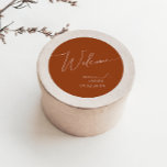 Wüste | Terracotta Wedding Welcome Runder Aufkleber<br><div class="desc">Diese Wüste | Terracotta Hochzeitsempfang Klassik Rundaufkleber ist perfekt für Ihre rustikale Western Beige und Terracotta Erdtöne Hochzeit. Die ohrenneutrale Boho-Farbpalette ist Vintag im Südwesten mit modernem Retro-Ambiente. Das Drehbuch ist eine delikate minimalistische handgeschriebene Kalligraphie, die ziemlich elegant und romantisch ist. Das Produkt ist bearbeitbar und hat viel Leerraum, sodass...</div>