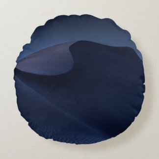 WÜSTE UNTER BLAUEM HIMMEL BEI TAGESLICHT RUNDES KISSEN