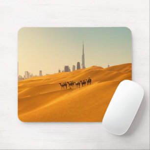Wüsten   Dubais Skyline-Ansicht mit Kameln Mousepad