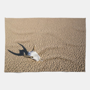 Wüsten   Kuhschädel auf dem Wüstenboden Geschirrtuch