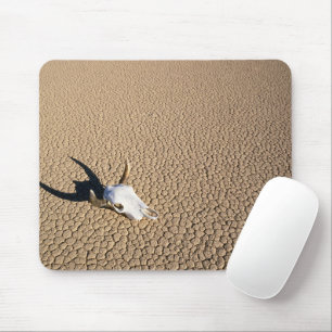 Wüsten Kuhschädel auf dem Wüstenboden Mousepad