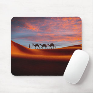 Wüsten   Mann und Kamele in den Sanddünen Mousepad