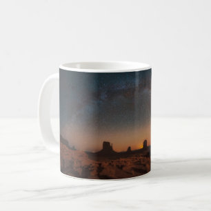 Wüsten   Sternenhimmel über einer Wüstenlandschaft Kaffeetasse