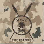 Wüstenabschirm und Speere Fotoskulptur Magnet<br><div class="desc">Eine militärisch-braune "gedämpfte" Darstellung eines Maccabee-Schildes und zwei Speere auf einem Wüstenhintergrund. Der Schild wird von einem Löwen und Text mit dem Text "Israel" (Israel) im Paleo-Hebräischen Alphabet geschmückt. Fügen Sie Ihren eigenen zusätzlichen Text hinzu. Die Maccabees waren jüdische Rebellen, die Juden aus dem Joch des Seleukiden Reiches befreiten. Chanukkah...</div>