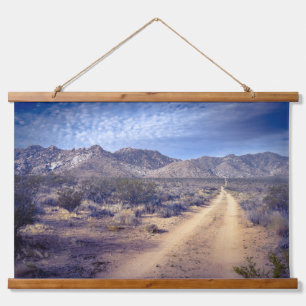 Wüstenstraße in die Berge - Foto drucken Wandteppich Mit Holzrahmen