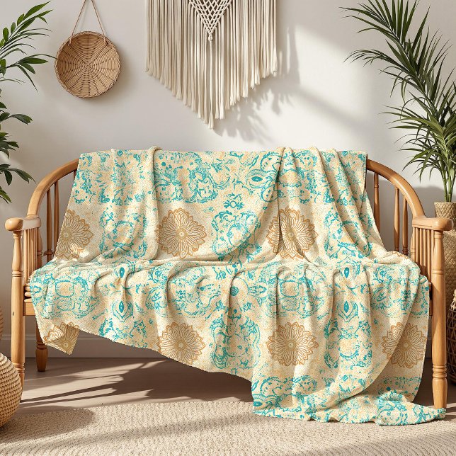 Wüstentraum Vintag Sand & Türkis Blüten Fleecedecke (Desert Dream Vintage Sand & Turquoise Blooms Fleece Blanket in a boho living room on a wooden sofa.)