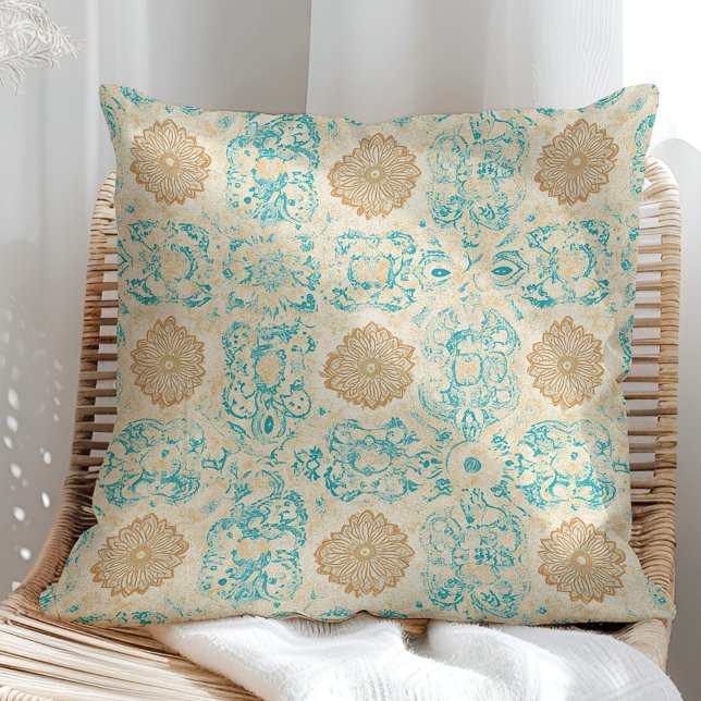 Wüstentraum Vintag Sand & Türkis Blüten Kissen (Desert Dream Vintage Sand & Turquoise Blooms Throw Pillow in a sunny boho rattan chair.)