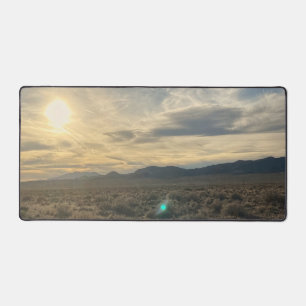 Wüstenuntergang in Nevada – Goldener Himmel über d Schreibtischunterlage
