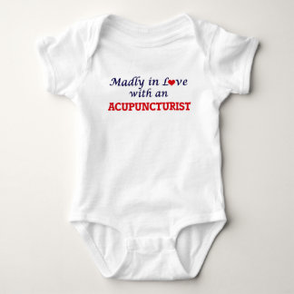 Wütend in der Liebe mit einem Acupuncturist Baby Strampler