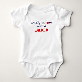 Wütend in der Liebe mit einem Bäcker Baby Strampler