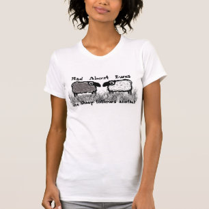 Wütend über Mutterschafe:  Ein Schaf folgt ander T-Shirt