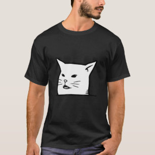 Wütende Frauen schreien verwirrte Katze am Esstisc T-Shirt