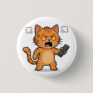 Wütende Katze hält Fernbedienungsknopf Button