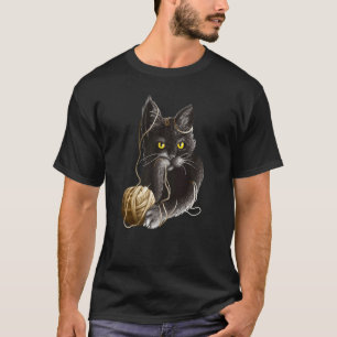 Wütende Katze mit gelben Augen, die in einem Ball T-Shirt