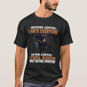 Wütende schwarze Katze trinkt Kaffee bevor Kaffee T-Shirt