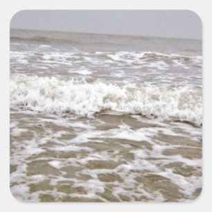 Wütende Wellen kommen an die Küste Quadratischer Aufkleber