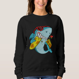 Wütender Hai beißen ein Surfbrett Sweatshirt