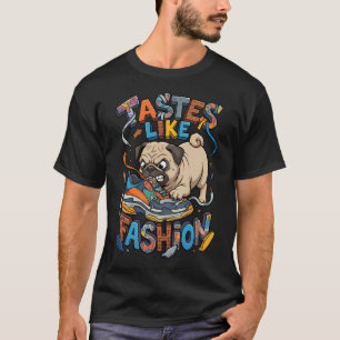 Wütender Pug kaut an einem trendigen teuren Street T-Shirt