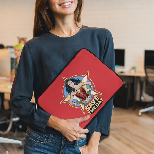 WW84 | Rett The Day Wonder Woman Retro Comic Art Laptopschutzhülle (Person holding laptop sleeve)