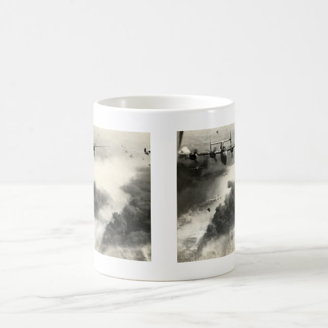 WWII B-24s über Ploiesti-Ölfeldern Kaffeetasse (Mittel)