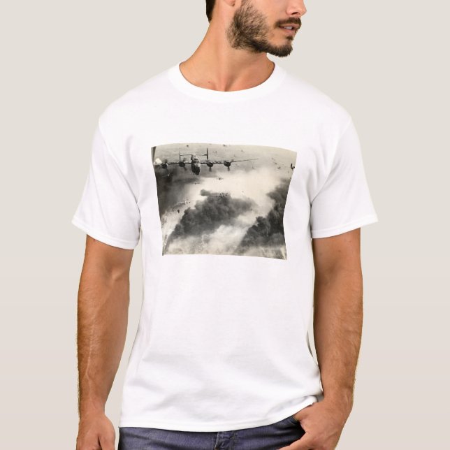 WWII B-24s über Ploiesti-Ölfeldern T-Shirt (Vorderseite)